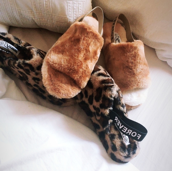 🚨END OF SUMMER SALE furry slippers - Picture 5 of 6